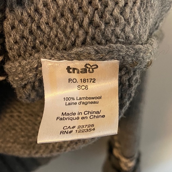 Aritzia TNA ‘Killer Whale’ RARE Cowichan Gray and Cream Patterned Zip-Up Sweater - Picture 5 of 15